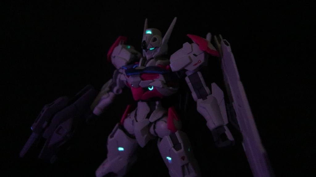 目やセンサー部分を蛍光塗料で塗ったのでブラックライトで光ります。