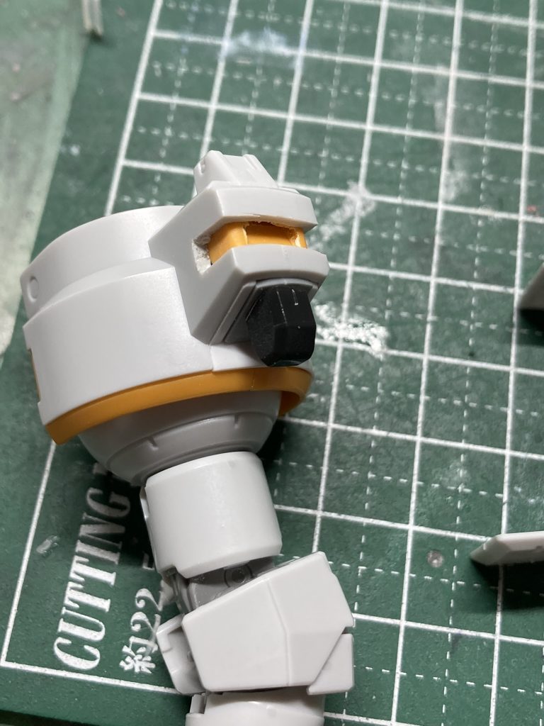 蓋はプラ板とRGエールストライカーのサーベルラックから。