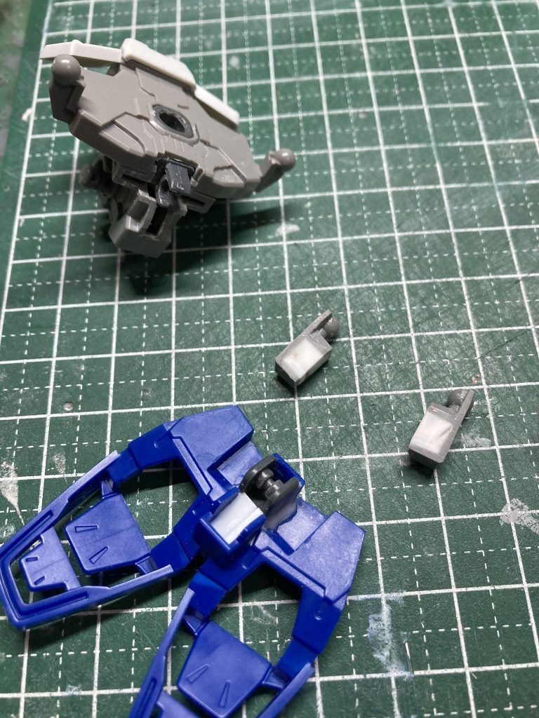 フレームを一部切断し、パワアムが入る隙間を確保しました。