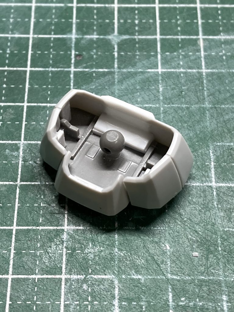 腰の仰け反り防止とリアスカートの干渉回避を目的に腹部の外装をいじりました。