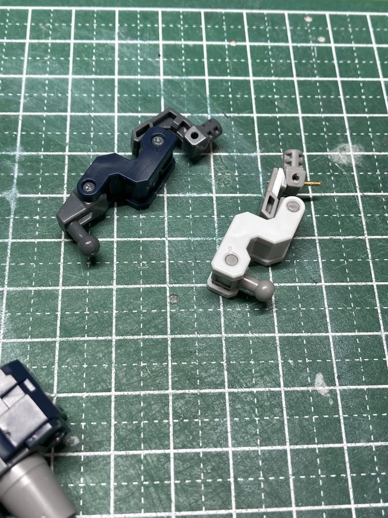 メガキャノン保持アームは可動軸を増やして、素立と発射ポーズの両立を実現しました。