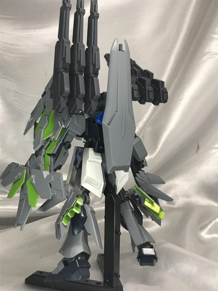 アームドアーマーDEを装備しているので盾は背中に。XCは足に装備されています。