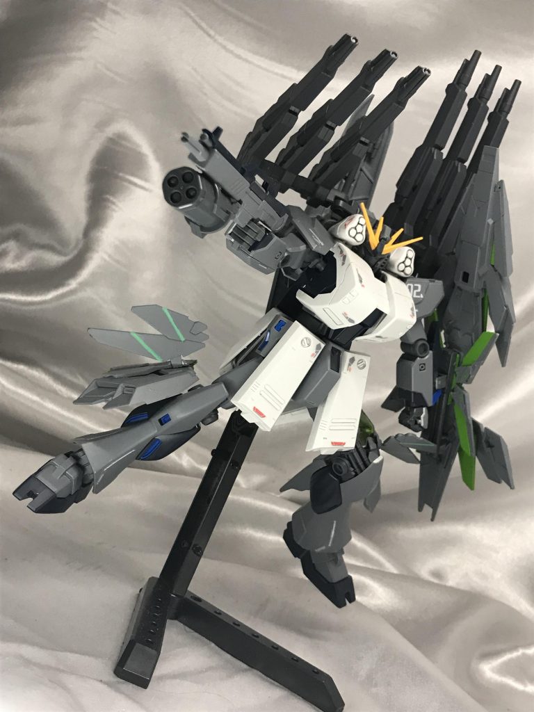 武装はグレネードランチャー付きビームライフル。機体色は自分の好きなセンチネル風カラーにしました。