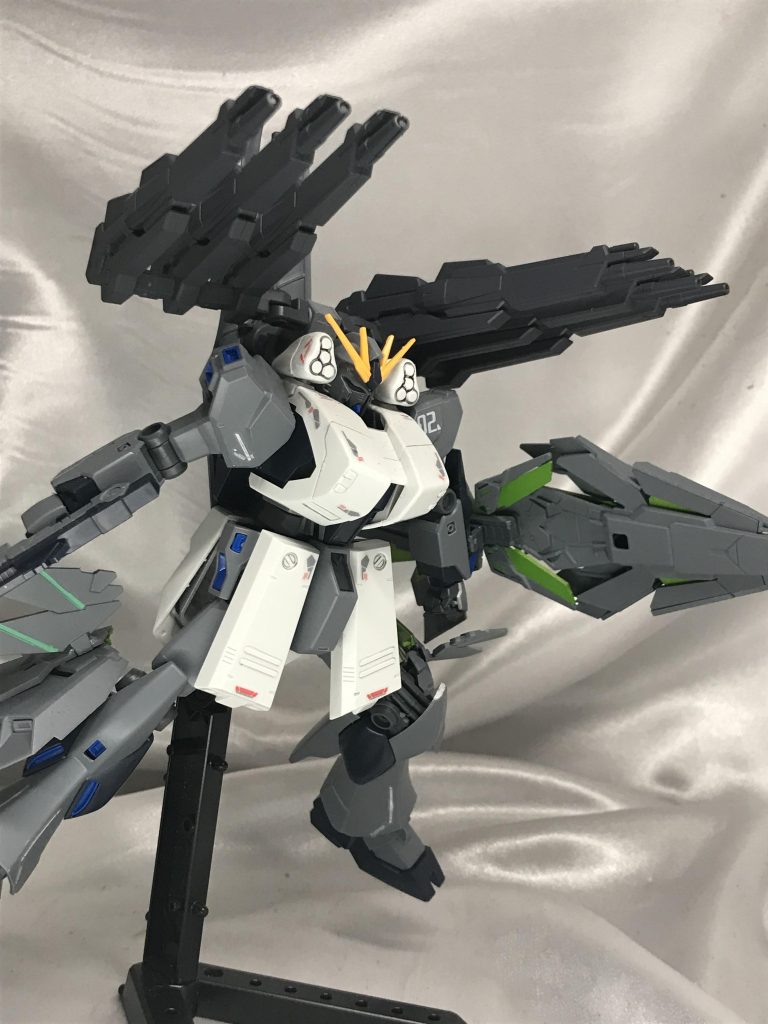 フィンファンネル以外のNT兵器を持たせたいってことで、大型有線ビット?的なものを背負われています。真ん中あたりで分離します。