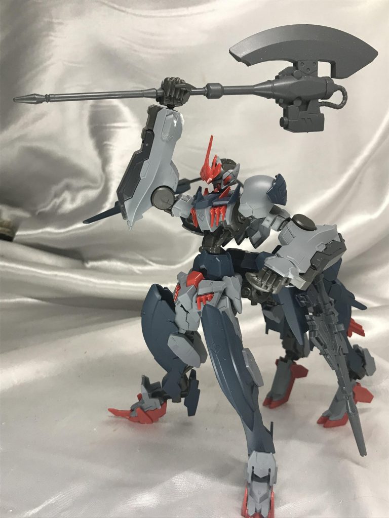 アックスに目がいきがちですが、腕はルプスレクスになってます。巨大な腕に巨大な武器、メイスは持たせなくなかったので黒い三連星の巨大アックスに。元々大型メイスを持つ腕なので楽々保持します。