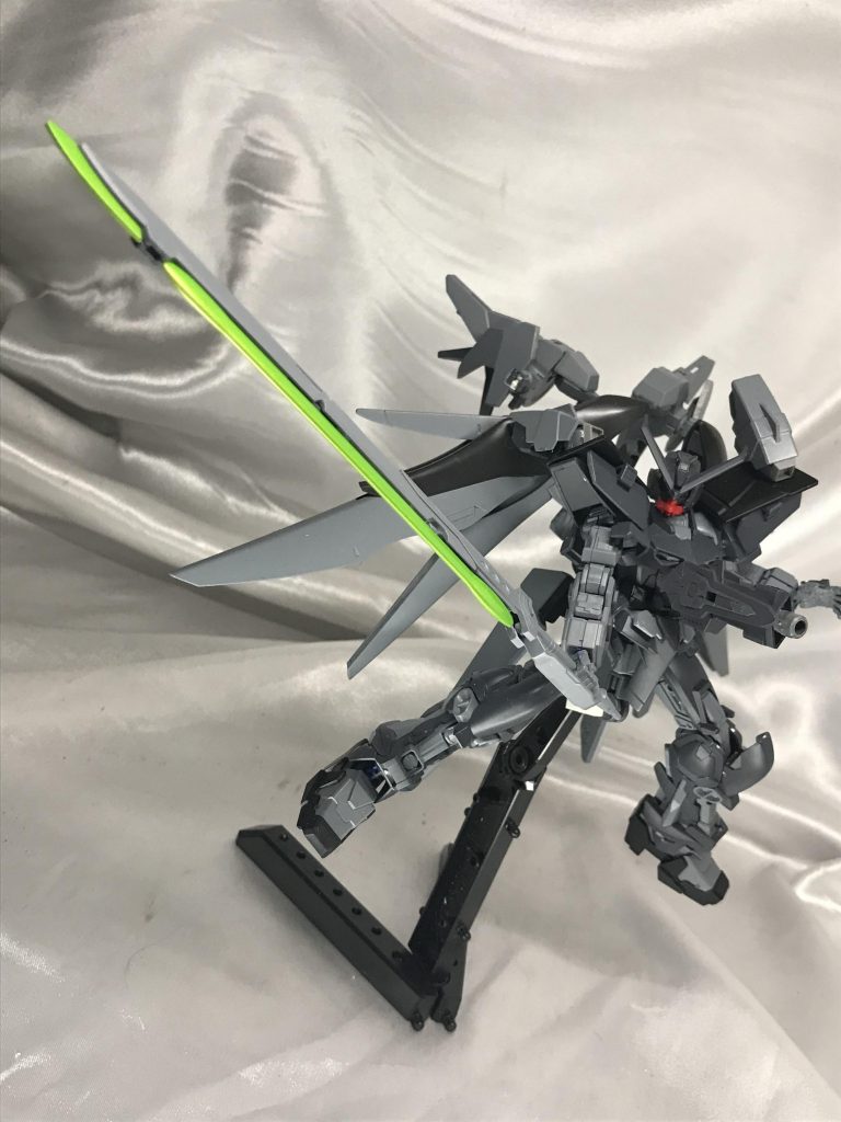 武器はシンプルに一振り。対艦刀です。機体はアストレイブルーセカンド、背部を大きく変えてます。