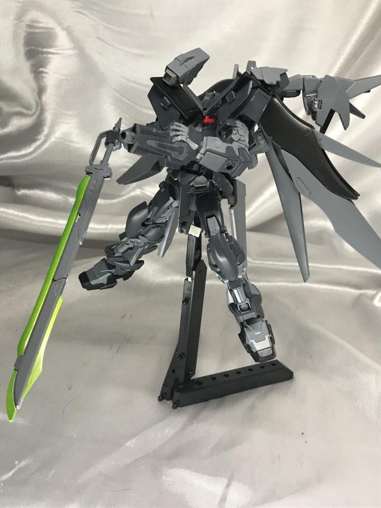 両肩と背中の推進で近づいて一気に斬る、オーソドックスな近距離戦闘特化型です。