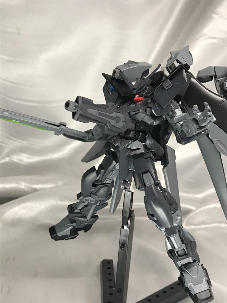 射撃武器は胸部の固定砲塔となります。ブルーセカンドの顔の上からルプスレクスのパーツを上乗せして印象を変えてます。