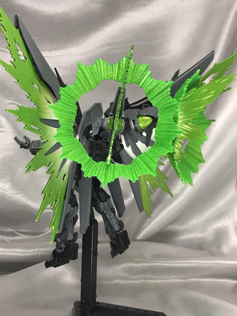 背部はディスティニーとダブルオースカイのものを合体させて装着。とにかくド派手なエフェクトが背中を飾るのは格好いい（///▽///）