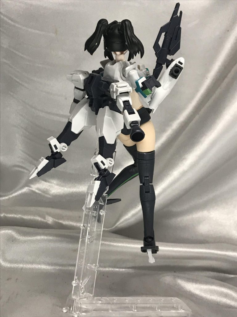 背面。コアガンダムのボディを抜いて装備化。背負わせています。手は握り手からブースターに