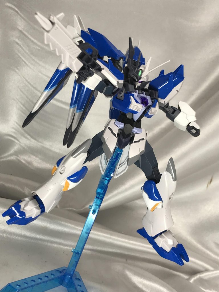 武器のビームライフルはフェイクニューのままです。今思うと角もちょっと塗るべきだったかなーと…