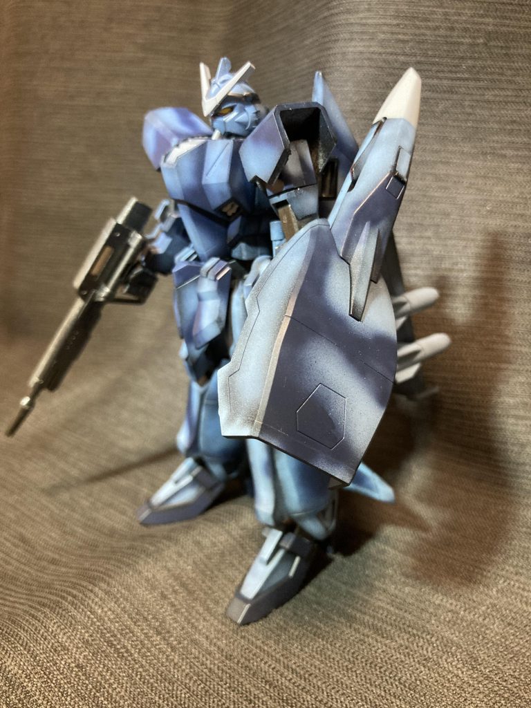 MS形態ガンダム顔と胸の厚みが重厚感を出してくれて、思っていたより格好よかったw迷彩はエアブラシで適当に吹いたので正直出来としては今一つかもしれません。ミリタリー好きの方から見たら稚拙極まりないと思いますがご容赦を。
