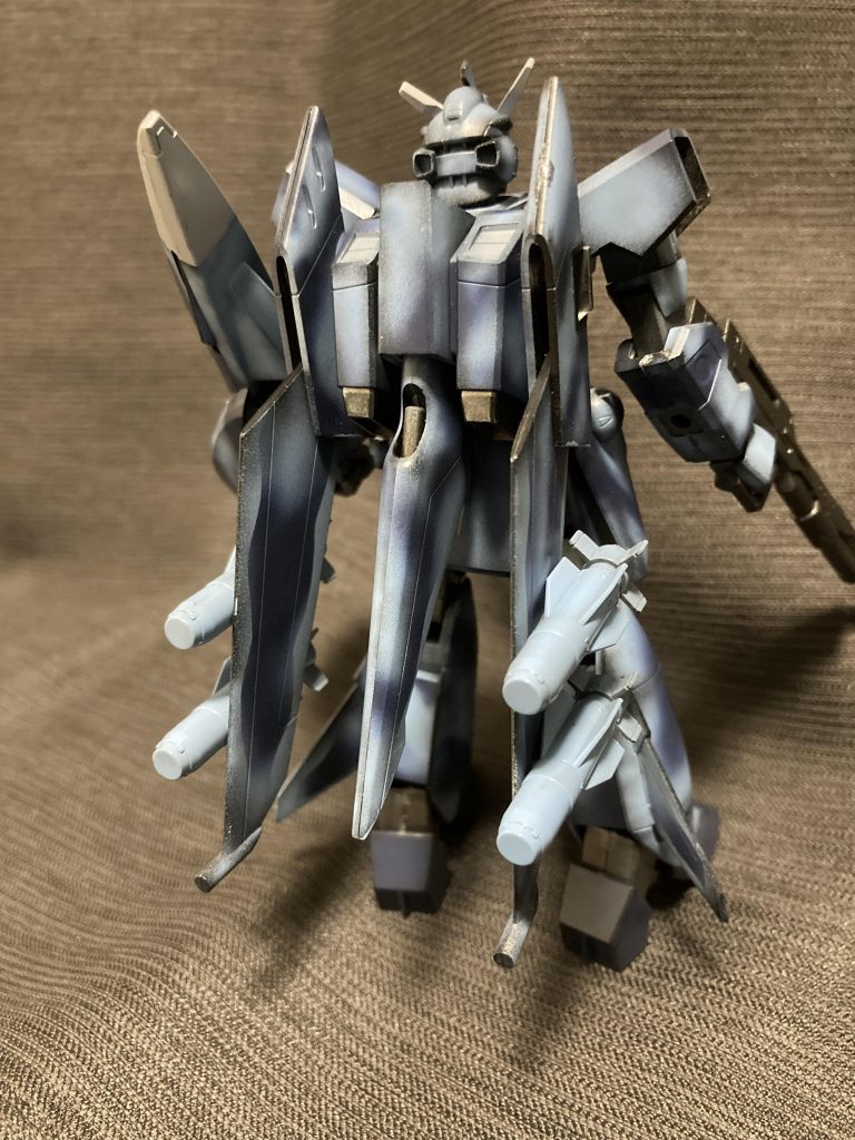 背面。翼下のミサイルも洋上仕様という想定で水色に塗装しています。