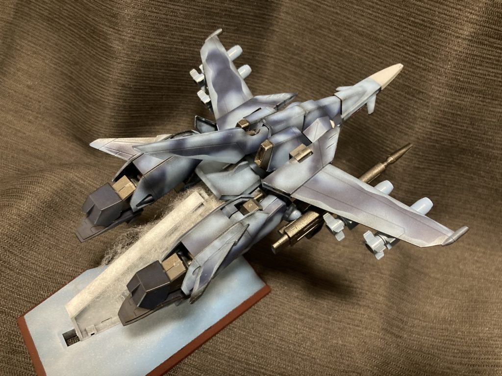 MA形態。付属の台座は黒単色なのですが、MA形態のディスプレイ用にミニジオラマっぽさが出るように塗って遊びました。