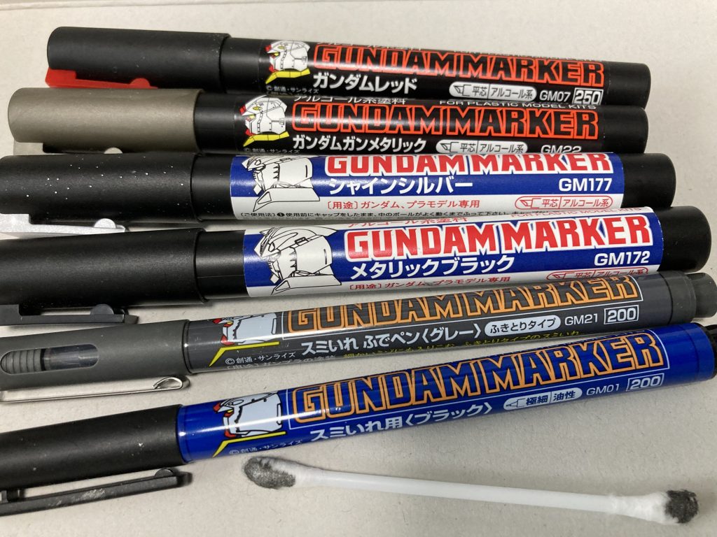 使用したマーカー・ガンダムレッド(頭部バルカンポッド)・ガンダムメタリック・シャインシルバー・メタリックブラック・スミいれ ふでペン<グレー>(ふきとりタイプ)・スミいれ用<ブラック>スミ入れのグレーは各部バーニアの噴出口を少し汚して、ススっぽくしました。メタリックとメタリックブラック、シャインシルバーは綿棒につけて、角の部分にこすりつけて汚しというか塗装剥がれっぽくなればいいかな?とやってます。写真ではちょっとわかりづらいところもありますが、やりすぎなければこれもアリかな?と思います。最後までご覧いただきありがとうございました。