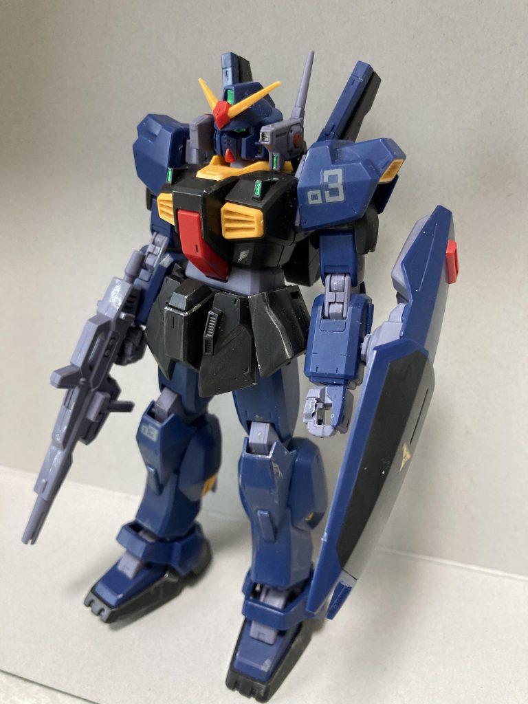 斜め前から基本素組みで塗装としては頭部バルカンポッドの赤色部分、バルカン発射口、メインバーニアぐらいとなります。他はスミ入れと、最後にマーカーを使ってちょっと汚しっぽいことをやったぐらいです。