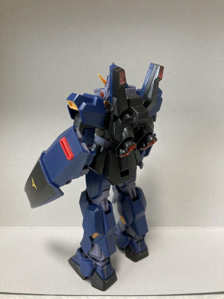 斜め後ろからシールドにはティターンズのマークを追加。バーニア内部はガンダムマーカーのシャインシルバーを塗って、その後からガンダムレッドで塗っています。