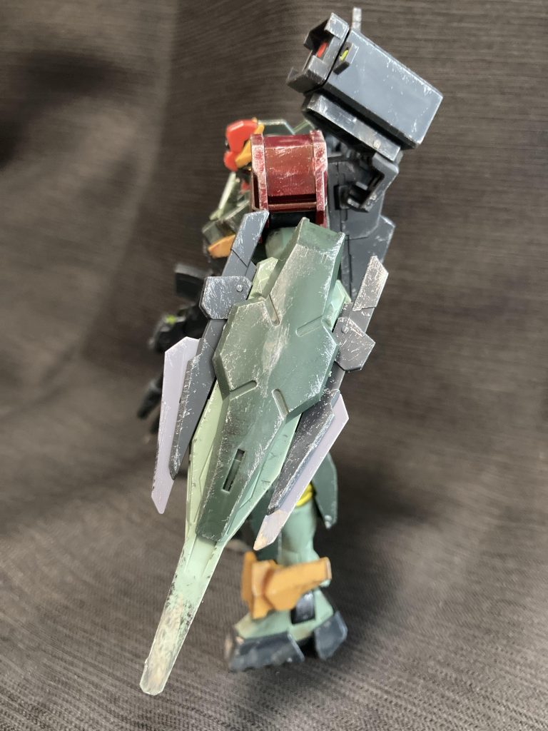 左側。アームズシールドの先端は打突に使う想定でやや強めの汚しとウェザリングカラーのグレイッシュブランを強めに残しています。