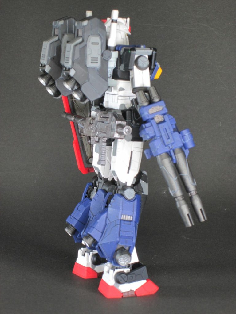 余剰パーツを使って腰にビームライフルを取り付けてみました。