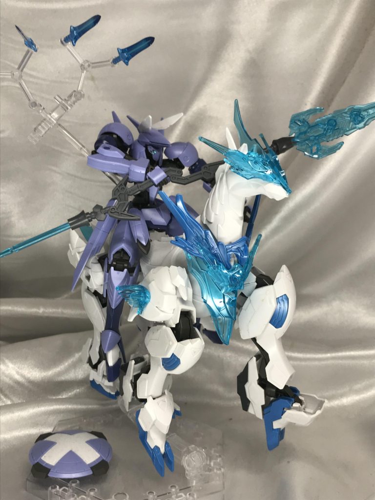 武器はランスを廃し、魔法杖の先から剣が出るみたいな長物に変更。角度のついた手首で槍を水平に持たせられます。ただ重量がやばいです。