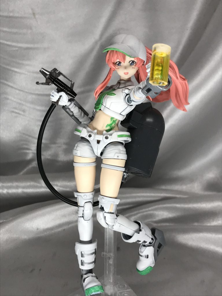 暑い夏に冷たいおビールをどうぞ。なぜかビール売りしてるラクス様です。