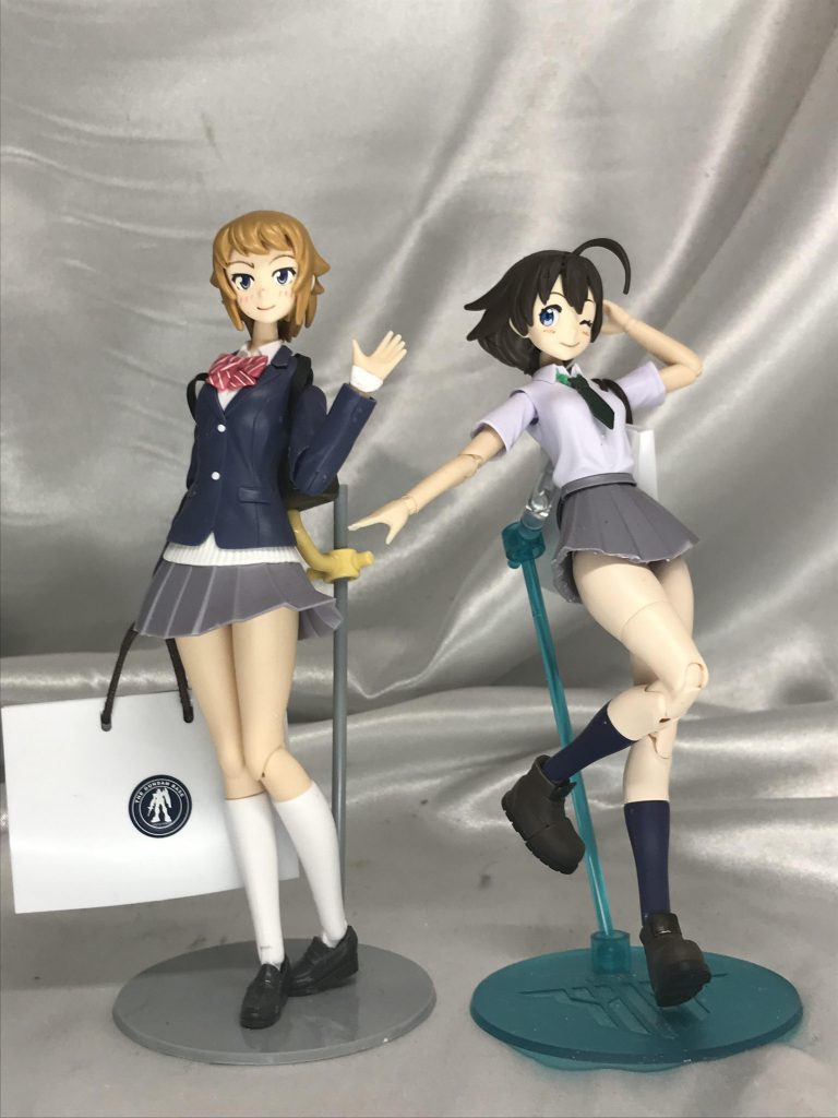 ダムベで買い物する女子校生二人。この二人は同年代なんじゃないかなーと思います。ビルドファイターズとダイバーズって話繋がってるんですかね?