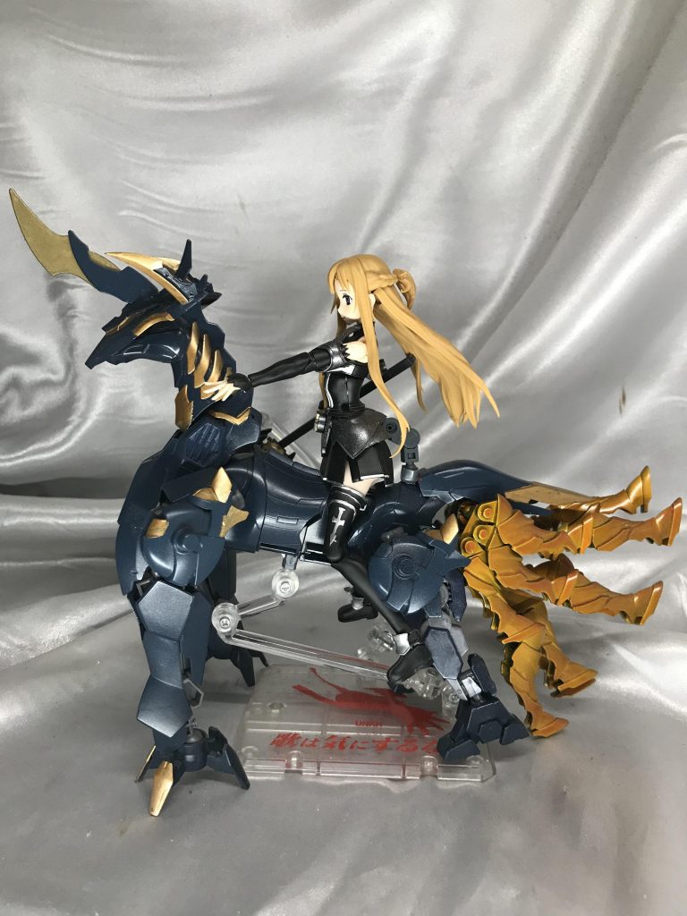 基本は軍馬、基本?基本とは?前足はグレイズアインの足、後ろはゲイレールの足です。結構形状として化け物に片足突っ込んでるやつなんで、足の長さもちぐはぐです。