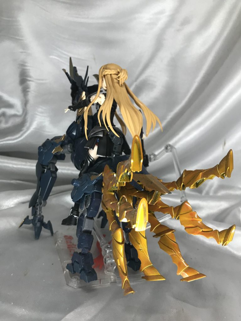 本来ついている足はつなげて尻尾飾りに。ここを再現しようと苦慮しました。