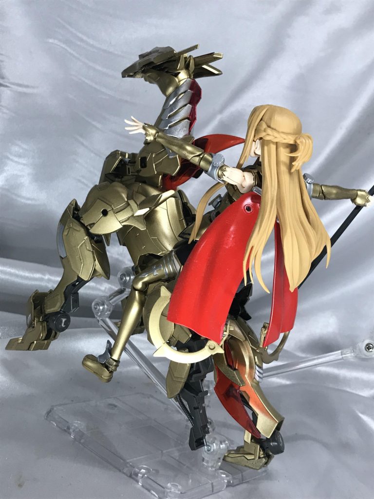 マントは二つ割れのレオン式。