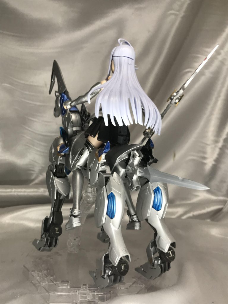 銀と青だけと思いきや金が差し色として入っててとってもゴージャス。思えば牙狼の馬と対比になってるんですよね。絶狼は銀に差し色金と青牙狼は金に差し色銀と赤