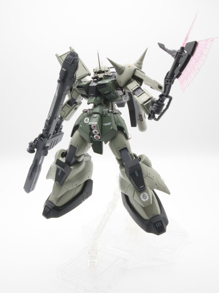 MGザクウォーリアのビームトマホークを持たせて1枚。ザクはやっぱりビームサーベルよりオノの方が似合う気がします。最後まで閲覧いただきありがとうございます
