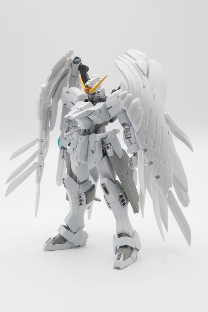 顔はHGCEデスティニー、腕と腰の前後アーマー足首はリヴランスヘブン。胴体はHGCEインパルスにキマリスヴィダールの胸。RG ウイングガンダムゼロ EWの羽にHGCEフリーダムのバラエーナをくっつけて、腰にもHGCEフリーダムのクスィフィアスレール砲を。足はHGCEインフィニットジャスティス、アンクルアーマーはHGCEインパルス。おなかにはビルダーズパーツのMSディテール01をつけてストフリのカリドゥス複相ビーム砲っぽく。あまりパーツを切ったり貼ったりはせずほぼそのまま使用。デスティニーを名乗っておきながらデスティニーのパーツは殆ど使わず、、、色は3色の白使ってるけど写真ではあまりわからず、、、