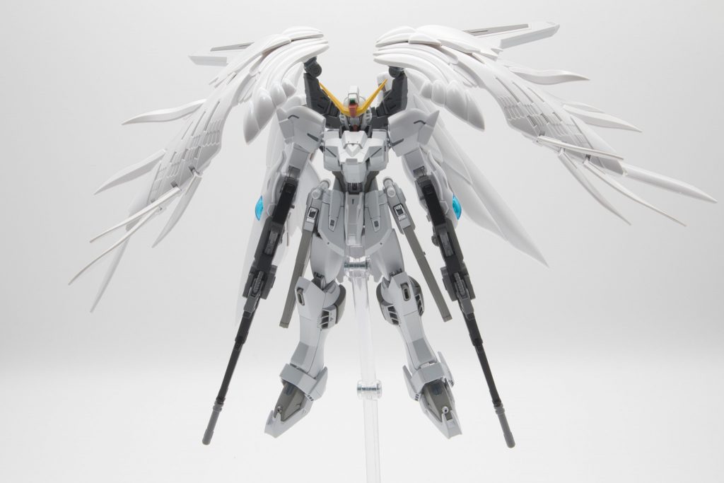 武装はツインバスターライフル(RGウイングガンダムゼロEWから)ビームサーベルx2(RGウイングガンダムゼロEWから)ラケルタビームサーベル×2(HGCEフリーダムから)クスィフィアスレール砲×2(HGCEフリーダムから)バラエーナプラズマ収束ビーム砲×2(HGCEフリーダムから)カリドゥス複相ビーム砲(ビルダーズパーツ)17.5mmCIWS(HGCEデスティニー)パルマフィオキーナ 掌部ビーム砲(HGCEデスティニー)MA-M1911 高エネルギービームライフル(HGCEインフィニットジャスティス)意外と盛りだくさん。