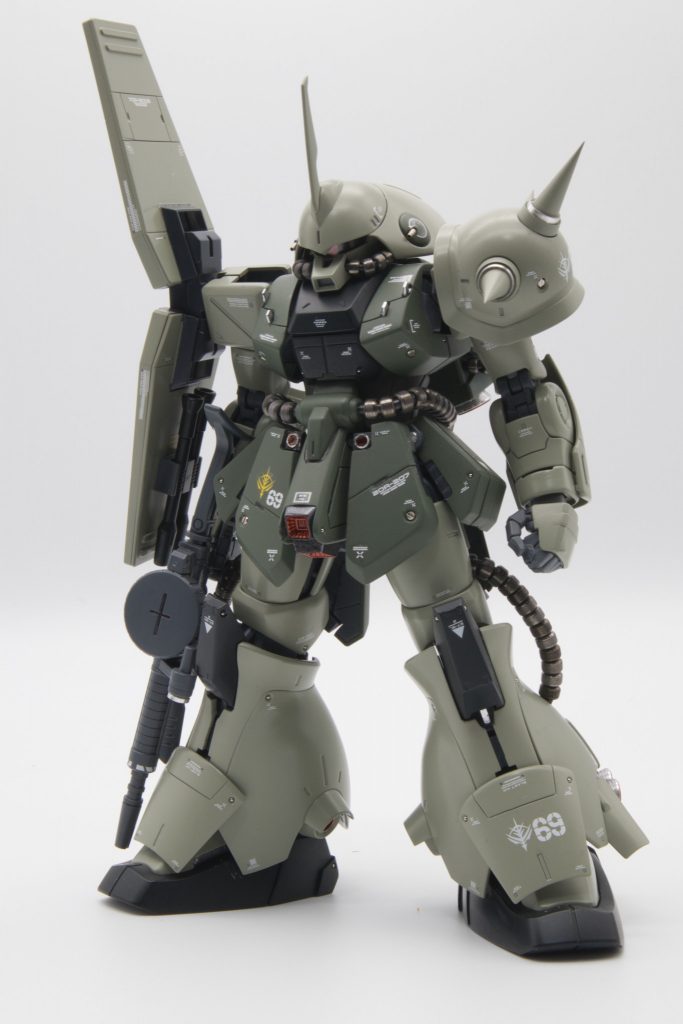 ジオンのマークだったり、武器がザクマシンガンだったり足にもパイプついてたりしますがマラサイです。プロポーションとかはキットのままですがチョコチョコいじってます。MG νガンダムとかの胸についてる板みたいなの、アレは何なんでしょう？放熱板？よくわかりませんが真似てみました。