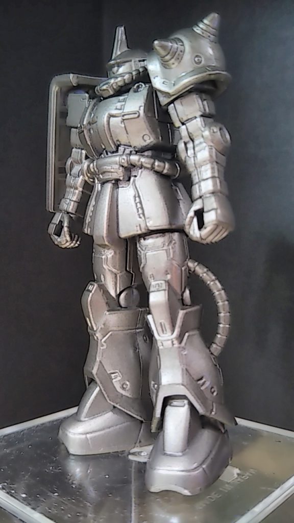 下地にクロサフ吹いて…何種かのシルバーで塗り分けた(写真では分かり辛いですけど😅)後に…クロのクリアーカラーを重ねました😁