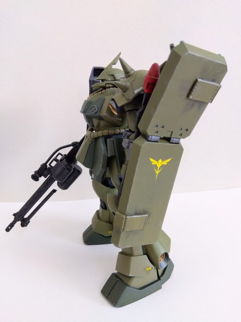 シールドにビルダーズパーツのパネルを貼って応急処置感を演出。左肩のスパイクは1本だけビルダーズパーツのスパイクに差し替えました。