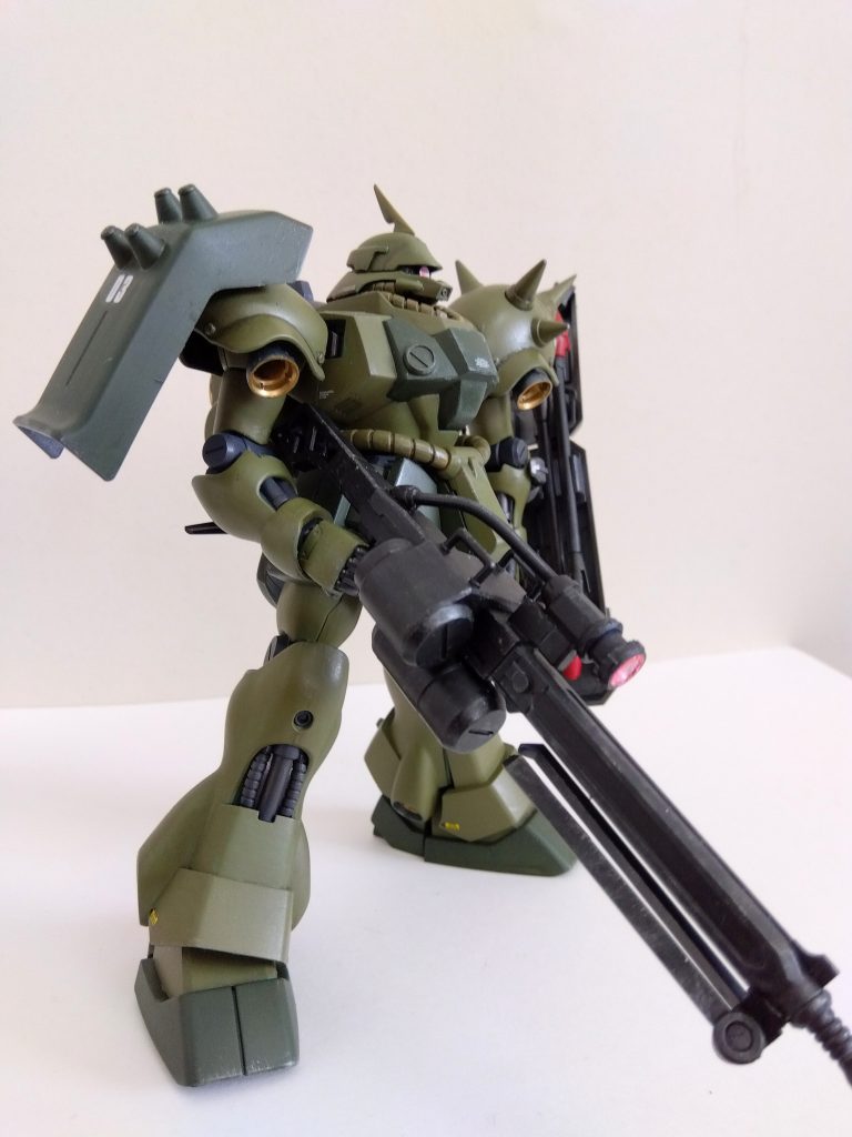 右手にはMSGのヘビィマシンガンにビルダーズパーツのスコープとスプリング他を組み合わせてディテールアップさせた物を装備させました。