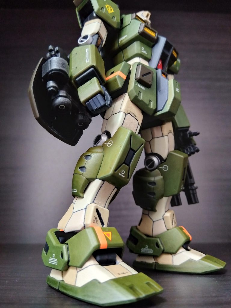 脚部迷彩というよりモザイクタイルw足首のガードは合わせ目消しが面倒だったため、合わせ目に沿ってオレンジのラインを入れてごまか…オシャレを演出💦