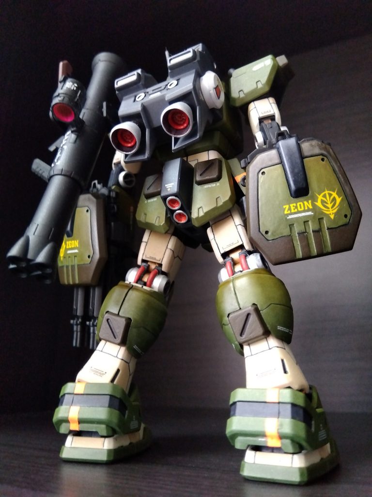 デカールはジオン側だと分かりやすくなるようにジオンマークを多めにしましたが、ジオンのMSと違って広い面積がないので大胆に貼れないのがもどかしい😓