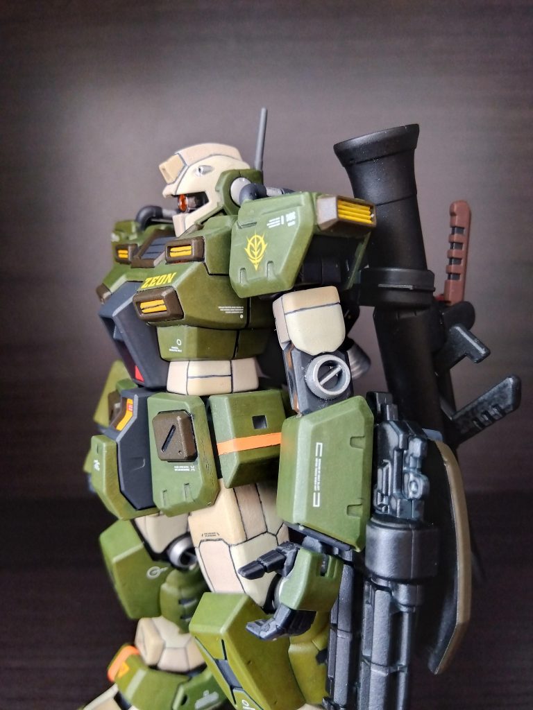 肩アーマーやシールドをジオン仕様に変えようかとも思いましたがあからさまな気もしたのと、ちょうど良いジャンクがなく且つスジボリ塗り分けに疲れたため結果そのままにw肩サイドのダクトのみ合わせ目が目だったので切り取って別パーツに置き換え。     メインカメラはジオンのジムなので一応モノアイに変更。よくある顔面を突き刺されて倒された機体を修理・モノアイに変更したという設定ですwタイトルには入れませんでしたが、