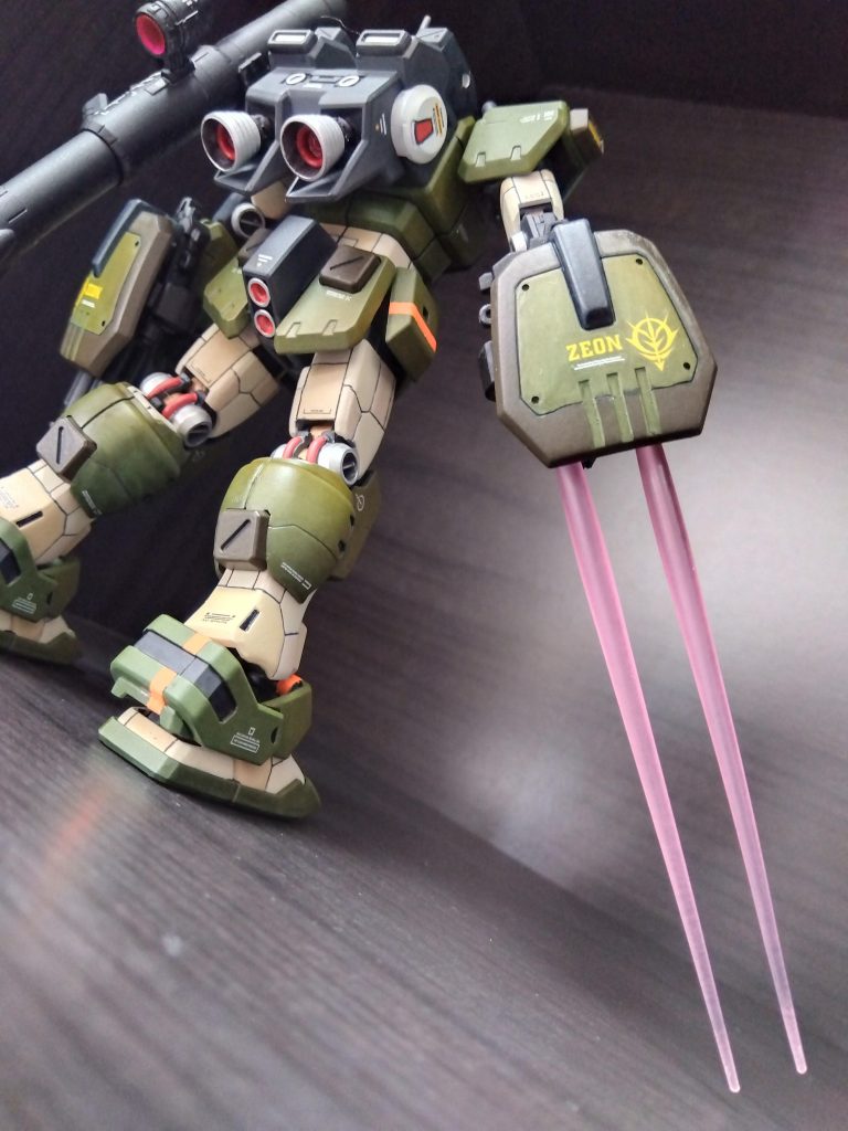 武装類はまんまジムの武器を使うのも鹵獲感がないのでジャンクの組み合わせで作成。左にバックラー付きの小口径ビームガトリング。右には同じくバックラー付きの二連ビームサーベルを装着。(注※決してジムスト…)バックパックには取り回しの良いショートバズーカをマウントしてみました。