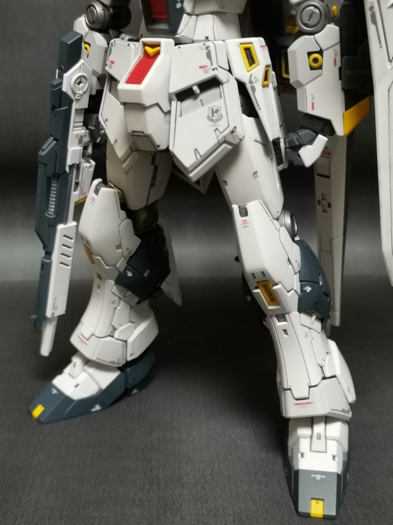 腰サイドアーマーを下方に延長。一番困難を極めたひざアーマーの小型化形状変更。全体の角張ったイメージの中、丸み形状と下半身のボリュームを抑える為に一番最初に行った改造でした。