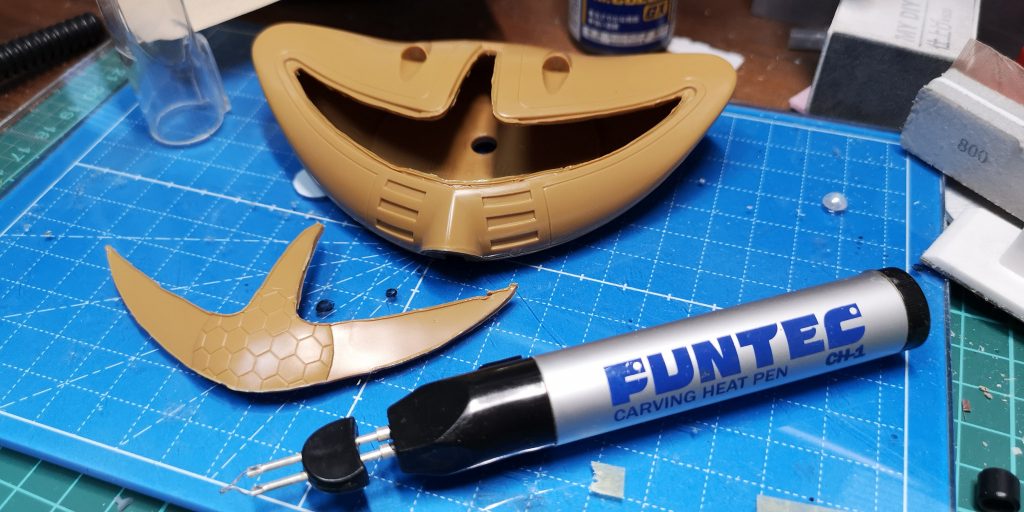 目の部分をくりぬいたところから苦行が始まりました(^^;)