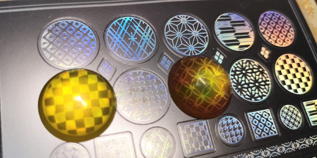 お目目のデザインは100均シールと色の組合せを試行錯誤して7種類作成しました。