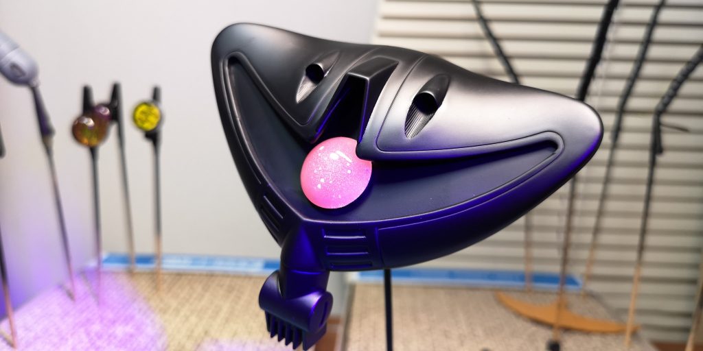 ピンクのモノアイはこんな感じで光ります。メタリック塗装の下地は黒サフです。キツイ曲線のモールド彫り直しは大変でした。