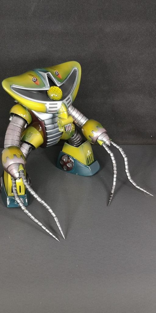 メイン写真とは異なる矩形複眼パターン。