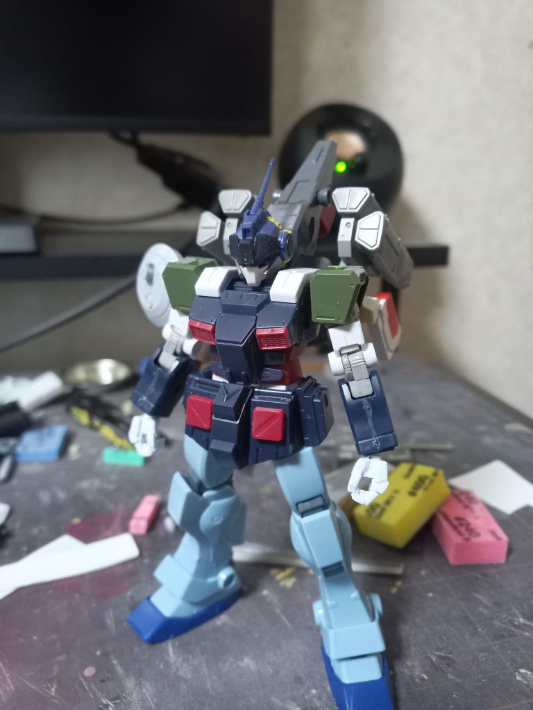 制作途中。かなり迷走しました。最初はサンボルフルアーマーガンダムの武装とかも持ってたりしたんですが、ブルーディスティニー霞むなあ、と思ったのでガトリングをメインに変えました。ペイルライダーの顔はジム寒冷地仕様を移植してジム顔にしてます。