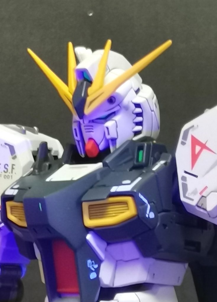 ヘルメットひさし部を下方延長し、アンテナを下方スライド。首詰め1.5㎜小さかったフェイスの頬と赤あごを延長し、顔が少し大きく見える様にしました。