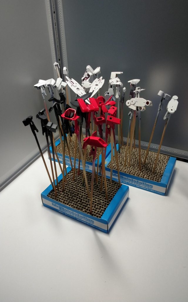 白サフを吹いてその上からガンダムカラースプレーササビーレッドを吹き付けました。