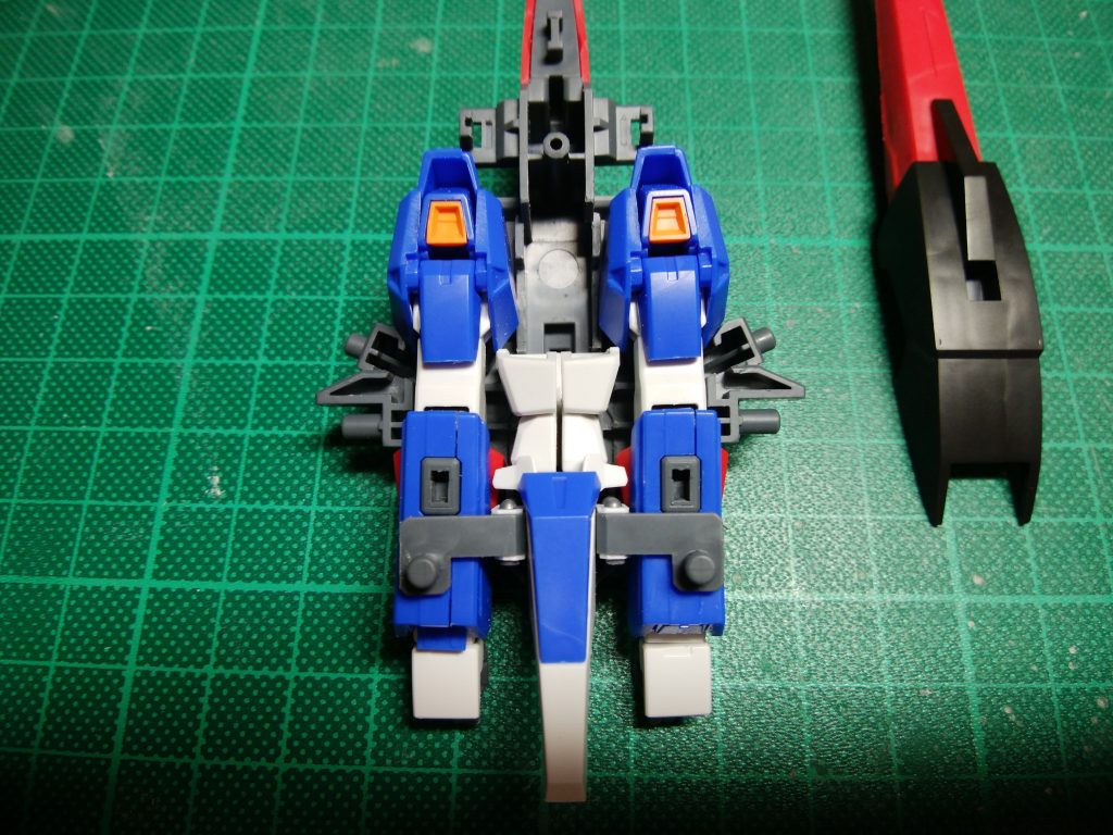 シールド下部の隙間からフレーム裏が丸見えになるため、設定どうりに腹部パーツをセット。